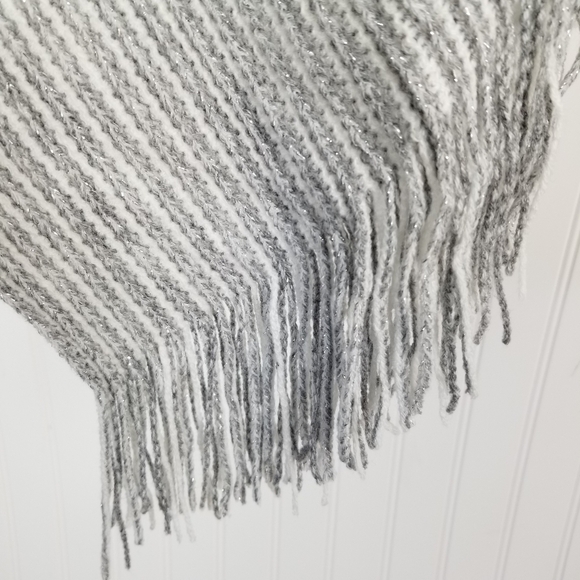 Steve Madden Poncho Knit Striped Gray Silver Metallic Fringe Lightweight OS - Picture 4 of 7
